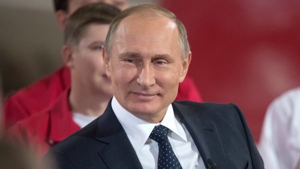 Russian President Vladimir Putin talks to workers in the ETERNO shop of the Chelyabinsk Pipe-Rolling Plant Russian President Vladimir Putin talks to workers in the ETERNO shop of the Chelyabinsk Pipe-Rolling Plant - Sputnik International