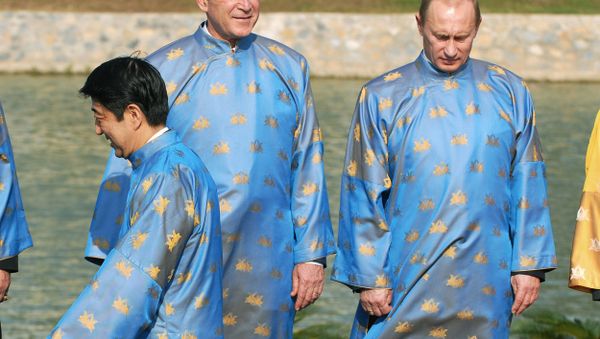 Japanese Prime Minister Shinzo Abe (L) walks in front of US President George W. Bush (C) and Russian President Vladimir Putin (R) during the photo session of the APEC leaders in Hanoi, 19 November 2006 Japanese Prime Minister Shinzo Abe (L) walks in front of US President George W. Bush (C) and Russian President Vladimir Putin (R) during the photo session of the APEC leaders in Hanoi, 19 November 2006 - Sputnik International
