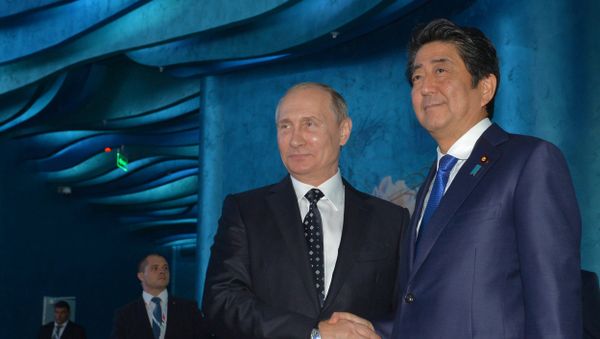 Russian President Vladimir Putin, left, and Japanese Prime Minister Shinzo Abe during a joint examination of the Primorsky Aquarium on Russky Island as part of the Eastern Economic Forum - Sputnik International