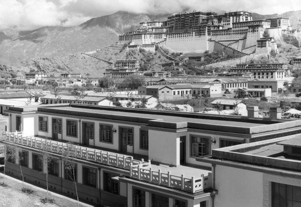A picture released by Chinese official news agency in August 1965 with a caption saying: New buildings are going up at the foot of the Potala Palace (in the background, the former home of the Dalai Lama) in Lhasa - Sputnik International