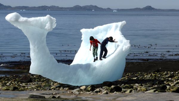 Children play amid icebergs on the beach in Nuuk, Greenland, June 5, 2016. - Sputnik International