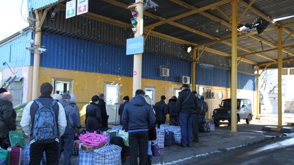 A line on Uspenka border crossing point in the Donetsk Region on the Russia-Ukraine border (file). A line on Uspenka border crossing point in the Donetsk Region on the Russia-Ukraine border (file). - Sputnik International