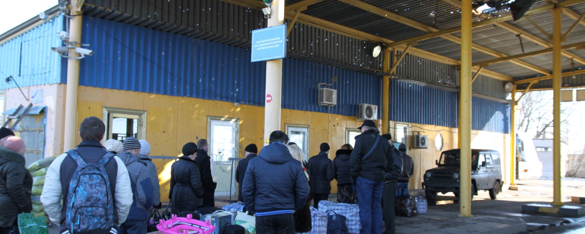 A line on Uspenka border crossing point in the Donetsk Region on the Russia-Ukraine border (file). - Sputnik International, 1920, 12.05.2022