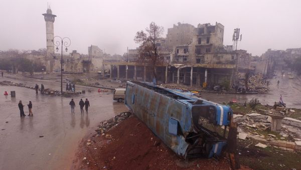 Residents in a liberated district in eastern Aleppo - Sputnik International