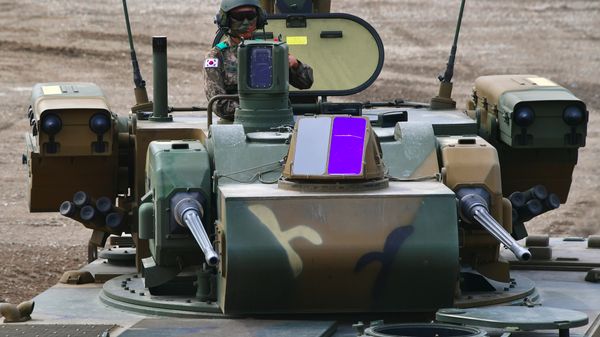 A South Korean soldier sits on the top of a K30 Biho, twin 30mm self-propelled anti-aircraft gun - Sputnik International