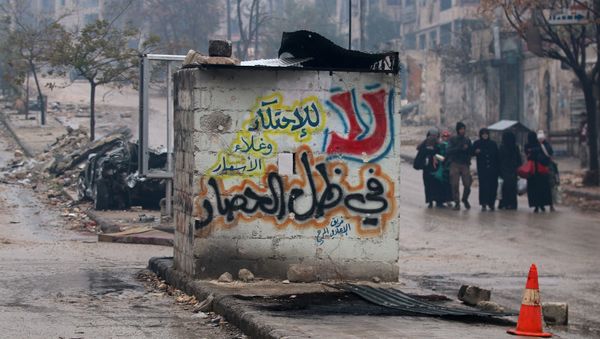 People carry their belongings as they flee deeper into the remaining rebel-held areas of Aleppo, Syria December 13, 2016 People carry their belongings as they flee deeper into the remaining rebel-held areas of Aleppo, Syria December 13, 2016 - Sputnik International