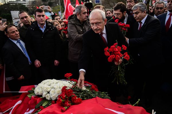 Kemal Kilicdaroglu (C), leader of the Republican People's Party (CHP), lays flowers at the scene of December 10 blasts outside the Vodafone Arena football stadium on December 14, 2016 in Istanbul - Sputnik International