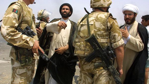 Iraqi clerks talk to British soldiers as clashes broke out in the southern city of Basra 09 August 2003 over fuel shortages and lack of electricity. Iraqi clerks talk to British soldiers as clashes broke out in the southern city of Basra 09 August 2003 over fuel shortages and lack of electricity. - Sputnik International
