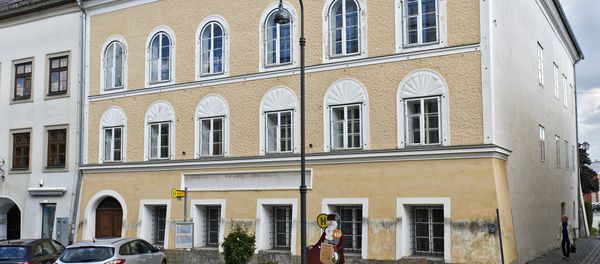 Picture taken on September 20, 2012 shows the house were Adolf Hitler was born in Braunau, Austria. - Sputnik International