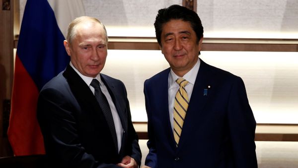 Russia's President Vladimir Putin (L) shakes hands with Japan's Prime Minister Shinzo Abe at the start of their summit meeting in Nagato, Yamaguchi prefecture, Japan, December 15, 2016. Russia's President Vladimir Putin (L) shakes hands with Japan's Prime Minister Shinzo Abe at the start of their summit meeting in Nagato, Yamaguchi prefecture, Japan, December 15, 2016. - Sputnik International