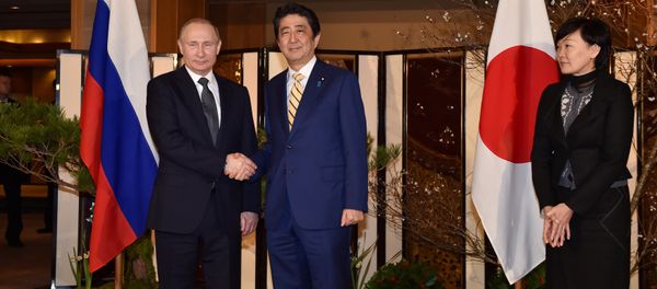 Russian President Vladimir Putin is welcomed by Japanese Prime Minister Shinzo Abe and his wife Akie before their talks in Nagato, Yamaguchi prefecture on December 15, 2016. - Sputnik International