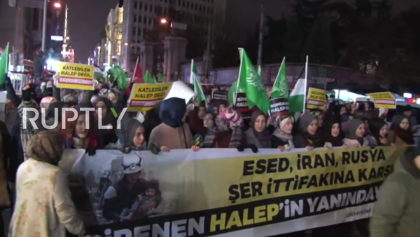 Protests broke out outside the Russian General Consulate in Istanbul on Tuesday evening following reports about the liberation of the strategically important city of Aleppo by the forces of Syrian President Bashar Assad. - Sputnik International