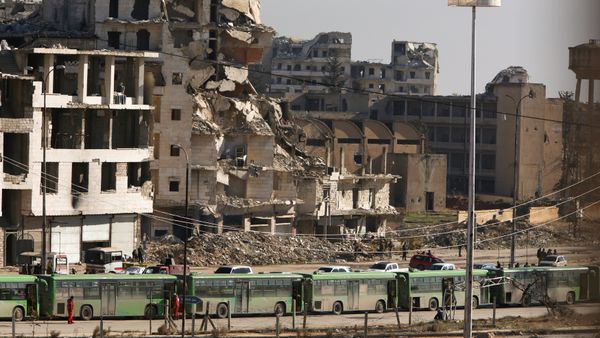 Buses are seen parked in Aleppo's government controlled area of Ramouseh, as they wait to evacuate civilians and rebels from eastern Aleppo, Syria December 15, 2016 - Sputnik International