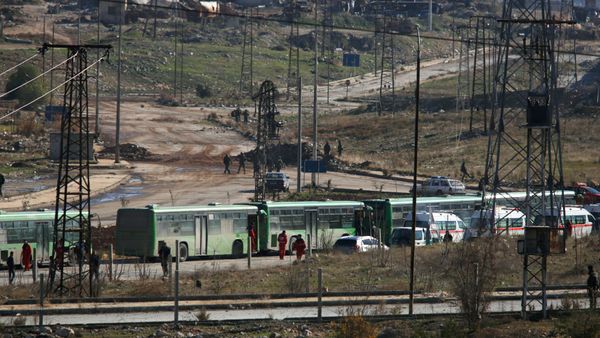 Buses and ambulances wait to evacuate civilians and rebels from eastern Aleppo, Syria December 15, 2016. - Sputnik International