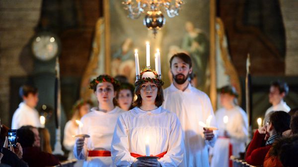 The 'Kongl. Teknologkoren' choir performs in Seglora church at the open-air museum Skansen on Saint Lucy's Day in Stockholm, Sweden, December 13, 2016. - Sputnik International