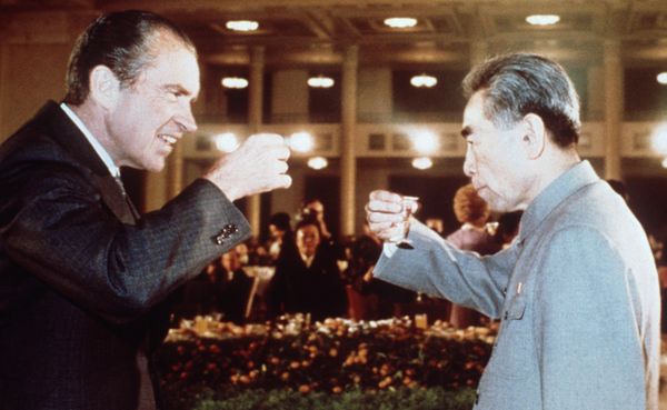 US president Richard Nixon (L) toasts with Chinese Prime Minister, Chou En Lai (R) in February 1972 in Beijing during his official visit in China. (File) - Sputnik International