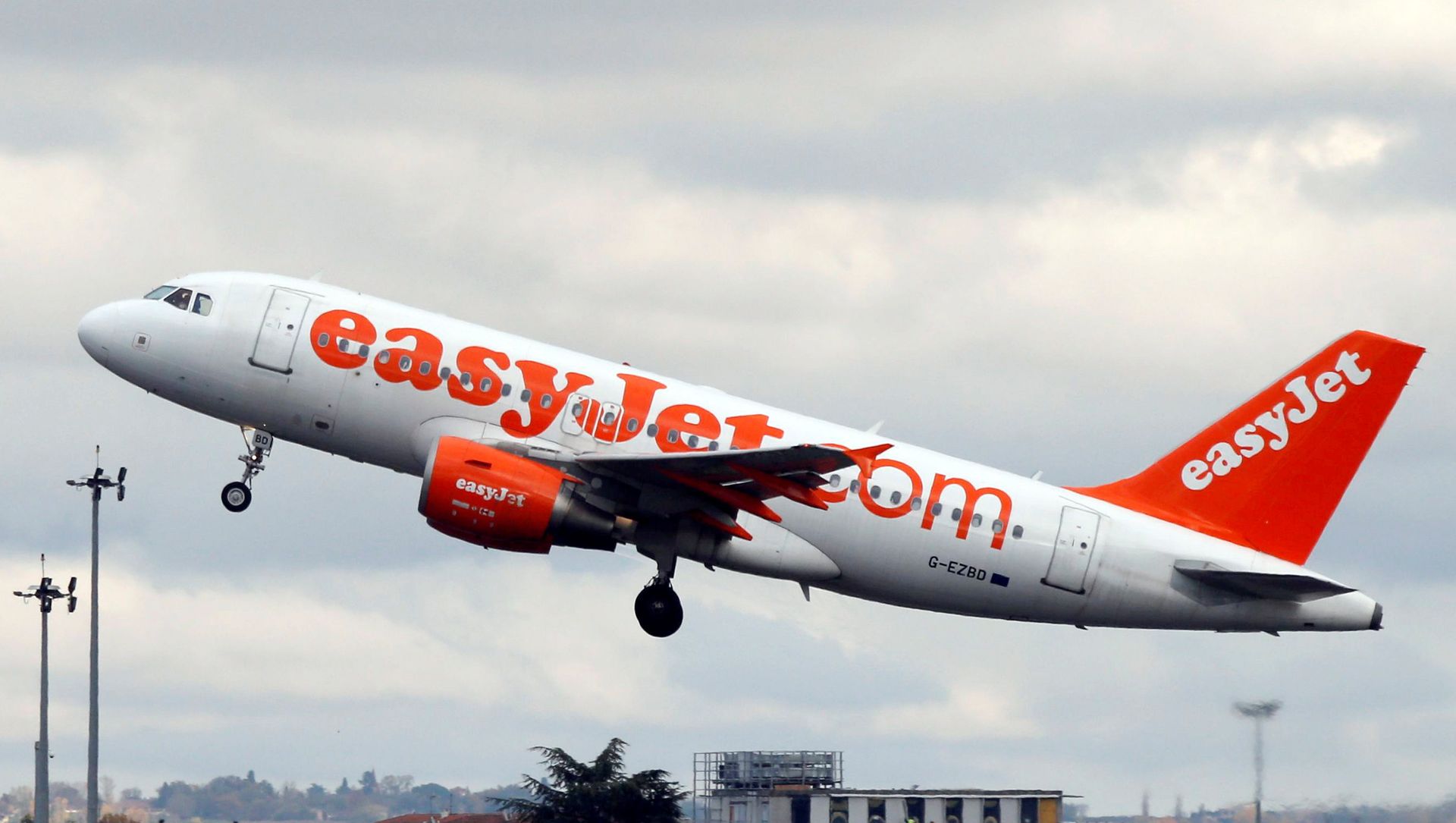 An EasyJet passenger aircraft makes its final approach for landing in Colomiers near Toulouse, Southwestern France, November 24, 2016. An EasyJet passenger aircraft makes its final approach for landing in Colomiers near Toulouse, Southwestern France, November 24, 2016. - Sputnik International, 1920, 15.02.2021