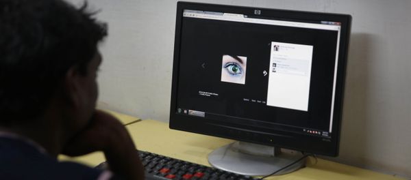 An Indian youth uses the internet at a cyber cafe in Allahabad, India. An Indian youth uses the internet at a cyber cafe in Allahabad, India. - Sputnik International