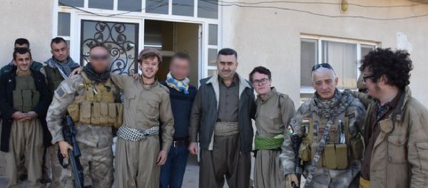 Backpackers Will Meara and Craig Reynolds pose with peshmerga fighters along the frontlines in the fight against Daesh. Backpackers Will Meara and Craig Reynolds pose with peshmerga fighters along the frontlines in the fight against Daesh. - Sputnik International