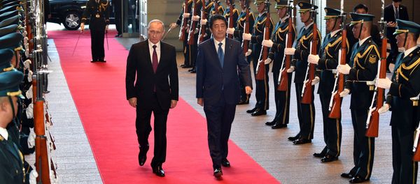 Russian President Vladimir Putin (L) and Japanese Prime Minister Shinzo Abe review an honor guard before their working lunch at Abe's official residence in Tokyo, Japan, December 16, 2016. Russian President Vladimir Putin (L) and Japanese Prime Minister Shinzo Abe review an honor guard before their working lunch at Abe's official residence in Tokyo, Japan, December 16, 2016. - Sputnik International