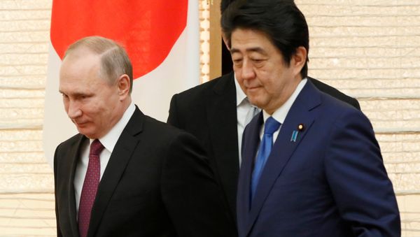 Russian President Vladimir Putin walks with Japanese Prime Minister Shinzo Abe upon arrival for a working lunch in Tokyo, Japan, Friday, Dec. 16, 2016. Russian President Vladimir Putin walks with Japanese Prime Minister Shinzo Abe upon arrival for a working lunch in Tokyo, Japan, Friday, Dec. 16, 2016. - Sputnik International