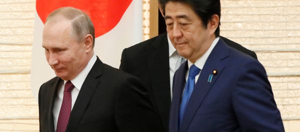 Russian President Vladimir Putin walks with Japanese Prime Minister Shinzo Abe upon arrival for a working lunch in Tokyo, Japan, Friday, Dec. 16, 2016. - Sputnik International