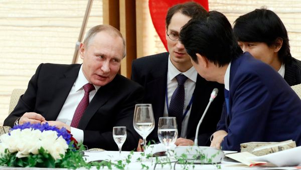 Russian President Vladimir Putin, left, confers with Japanese Prime Minister Shinzo Abe during a working lunch in Tokyo, Japan, Friday, Dec. 16, 2016. Russian President Vladimir Putin, left, confers with Japanese Prime Minister Shinzo Abe during a working lunch in Tokyo, Japan, Friday, Dec. 16, 2016. - Sputnik International