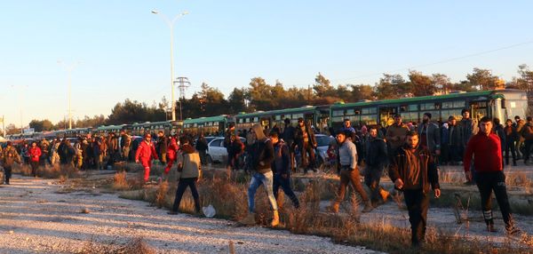 Evacuees from rebel-held east Aleppo, disembark from buses upon their arrival to the town of al-Rashideen, which is held by insurgents, Syria December 15, 2016. - Sputnik International