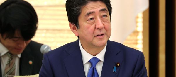 Shinzo Abe, Japan's prime minister, attends a working lunch with Vladimir Putin, Russia's president, (not pictured), at the prime minister's official residence in Tokyo, Japan, December 16, 2016. - Sputnik International