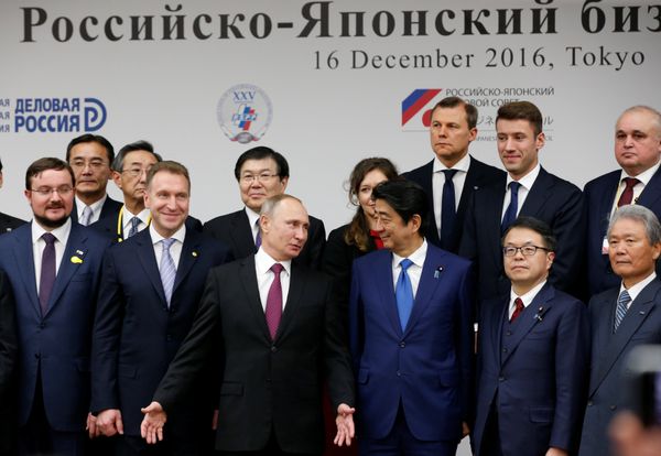Russian President Vladimir Putin (3rd L) and Japanese Prime minister Shinzo Abe (3rd R) attend a Japanese-Russian business dialogue meeting in Tokyo, Japan, December 16, 2016. - Sputnik International