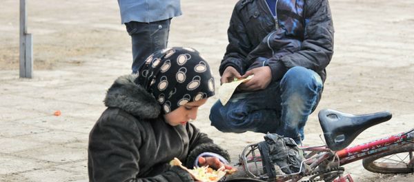 Child eating food being provided by the Syrian Government and Russia humanitarian organisations. Hanano, East Aleppo - Sputnik International