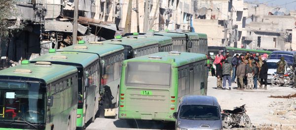 People get on buses to be evacuated from al-Sukkari rebel-held sector of eastern Aleppo, Syria December 15, 2016. - Sputnik International