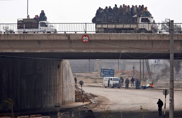 Evacuees from rebel-held eastern Aleppo ride on pick-up trucks along the government-held area of al-Ramousah bridge, Syria December 16, 2016. Evacuees from rebel-held eastern Aleppo ride on pick-up trucks along the government-held area of al-Ramousah bridge, Syria December 16, 2016. - Sputnik International