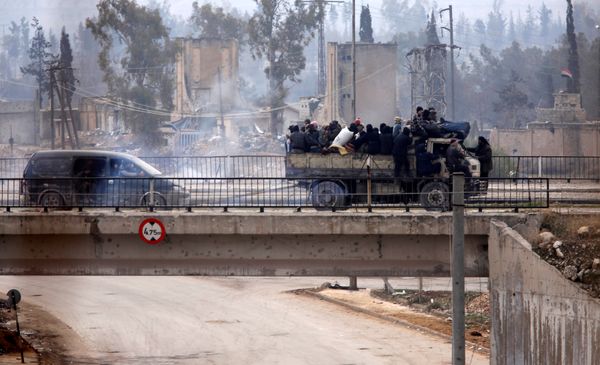 Evacuees from rebel-held eastern Aleppo ride on pick-up trucks along the government-held area of al-Ramousah bridge, Syria December 16, 2016. Evacuees from rebel-held eastern Aleppo ride on pick-up trucks along the government-held area of al-Ramousah bridge, Syria December 16, 2016. - Sputnik International