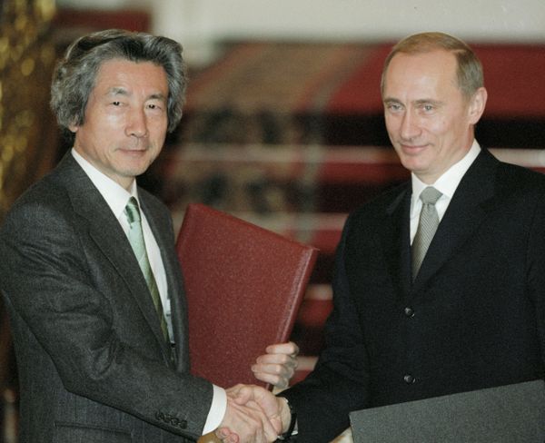 Japanese Prime Minister Junichiro Koizumi and Russian President Vladimir Putin during the talks in Moscow Japanese Prime Minister Junichiro Koizumi and Russian President Vladimir Putin during the talks in Moscow - Sputnik International