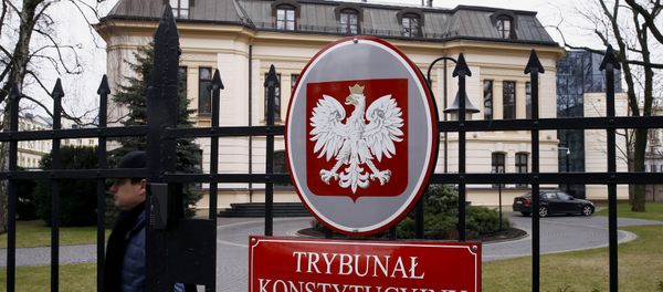 A man walks in front of the Constitutional Court in Warsaw, Poland March 7, 2016. A man walks in front of the Constitutional Court in Warsaw, Poland March 7, 2016. - Sputnik International