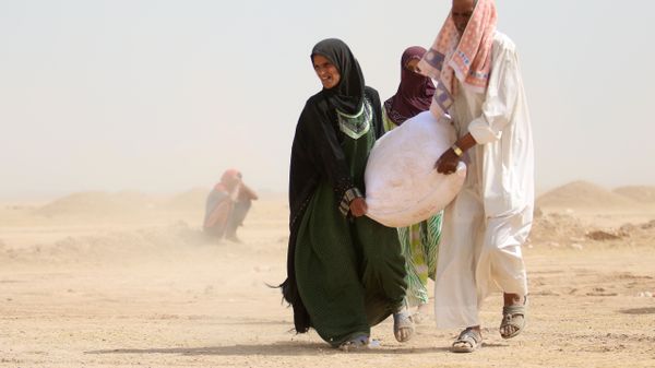 Iraqis carry basic food items Iraqis carry basic food items - Sputnik International
