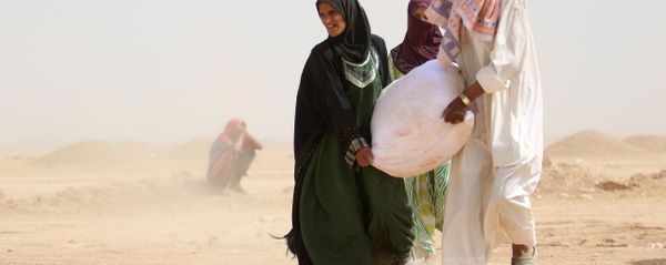Iraqis carry basic food items Iraqis carry basic food items - Sputnik International