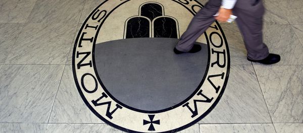 A man walks on a logo of the Monte Dei Paschi Di Siena bank in Rome, Italy, September 24, 2013. A man walks on a logo of the Monte Dei Paschi Di Siena bank in Rome, Italy, September 24, 2013. - Sputnik International