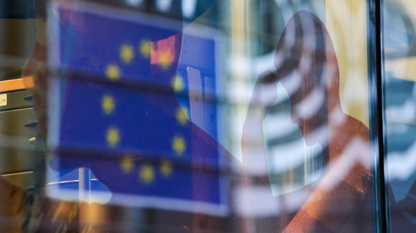 Reflection of the EU flag in a window of a building in Brussels. - Sputnik International