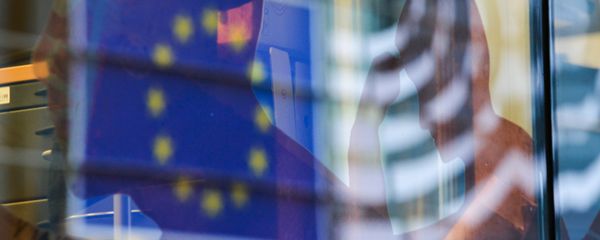 Reflection of the EU flag in a window of a building in Brussels. - Sputnik International