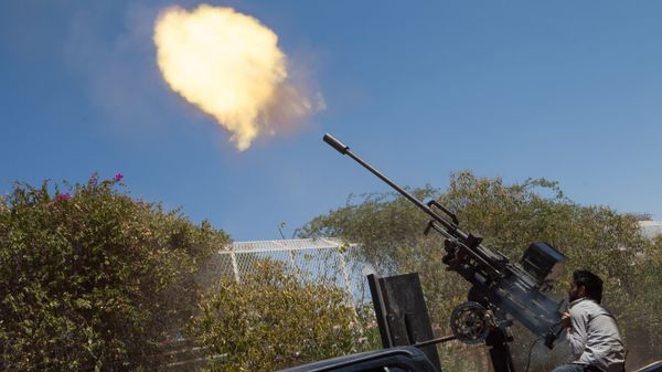 A rebel fighter fires a 23mm anti-aircraft gun from the back of a pick-up truck as a Syrian Airforce plane flies overhead during clashes between the rebels and pro-government troops on the outskirts of the northern city of Aleppo - Sputnik International