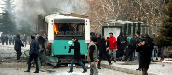 People react after a bus was hit by an explosion in Kayseri, Turkey, December 17, 2016 - Sputnik International