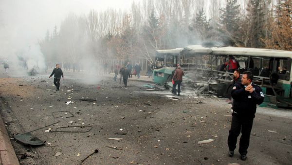People react after a bus was hit by an explosion in Kayseri, Turkey, December 17, 2016 - Sputnik International