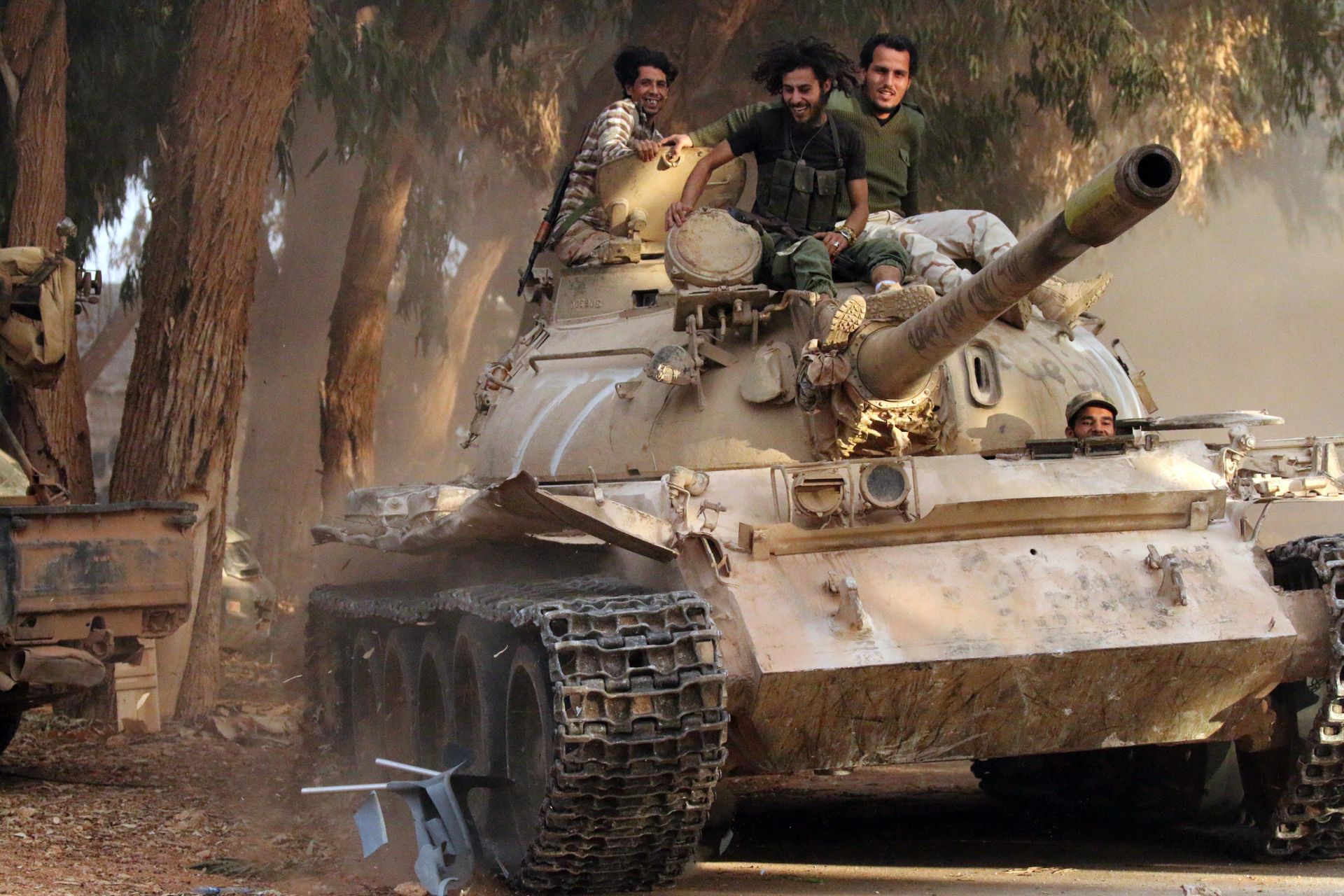 Soldiers from the Libyan National Army, led by Marshal Khalifa Haftar, drive their tank on November 19, 2016 in the Qawarsha sector, 10 kilometres (six miles) west of the centre of Benghazi, after they retook the area from jihadist fighters - Sputnik International, 1920, 23.12.2021