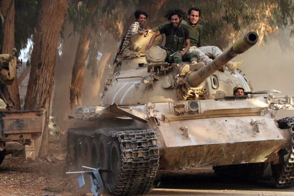 Soldiers from the Libyan National Army, led by Marshal Khalifa Haftar, drive their tank on November 19, 2016 in the Qawarsha sector, 10 kilometres (six miles) west of the centre of Benghazi, after they retook the area from jihadist fighters - Sputnik International
