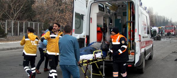 A wounded man is carried to an ambulance after a bus was hit by an explosion in Kayseri, Turkey, December 17, 2016. A wounded man is carried to an ambulance after a bus was hit by an explosion in Kayseri, Turkey, December 17, 2016. - Sputnik International