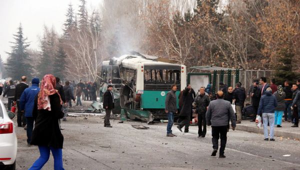 People react after a bus was hit by an explosion in Kayseri, Turkey, December 17, 2016 - Sputnik International