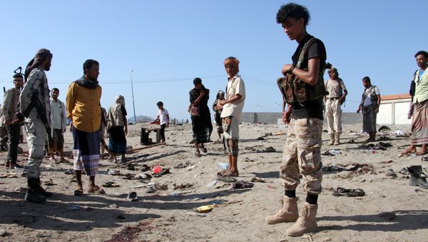 Yemenis gather at al-Sawlaba base in Aden's al-Arish district on December 18, 2016, after a suicide bomber targeted a crowd of soldiers Yemenis gather at al-Sawlaba base in Aden's al-Arish district on December 18, 2016, after a suicide bomber targeted a crowd of soldiers - Sputnik International