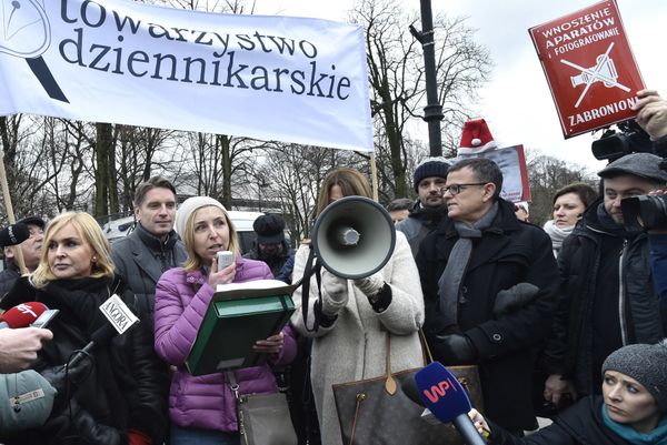 In this Thursday, Dec. 15, 2016 photo a protester raises a communist-era sign reading Photographing Forbidden, during a journalists protest in front of the parliament in Warsaw, Poland, against the ruling Law and Justice party plans to impose new rules starting Jan. 1 that would drastically limit reporters' access in parliament - Sputnik International